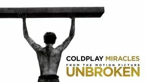 Смотрим музыкальный клип из фильма «Непокоренный» группы Coldplay на песню Miracles