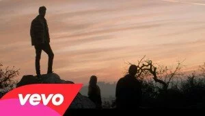 Новый клип 2015 года The Chainsmokers на отличную песню Let You Go при участии Great Good Fine Ok
