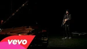 Shawn Mendes представил новый клип на акустическую версию хита Life Of The Party