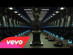 Рок-группа из Англии Enter Shikari представила новый клип мая 2015 года на свою отличную песню Torn Apart
