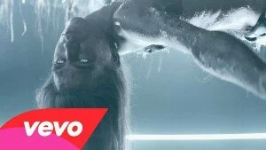 Инди-фолк-группа из Исландии Of Monsters and Men предстаивли клип на новую песню 2015 года Crystals
