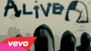 Sia представила лирик-клип на хит 2015 года — Alive