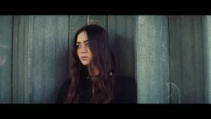 Jasmine Thompson с новым клипом апреля на песню — Old Friends