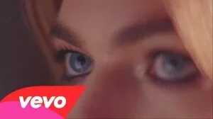 Смотрим новый клип британской исполнительницы Laura Doggett на ее новую песню 2014 года Moonshine