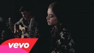 Shawn Mendes и Hailee Steinfeld выпустили новый клип на акустическую версию хита 2015 года — Stitches