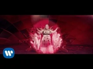 Певица Kelly Clarkson с новым клипом 2017 года на песню — Love So Soft