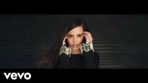 Свежий клип певицы Sofia Carson на ее новую песню 2017 года — Ins and Outs