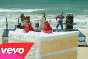 Новый клип группы DNCE на хит 2015 года — Cake By The Ocean